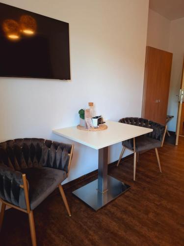 a table and two chairs in a room at Johnys Jungle in Marbach an der Donau