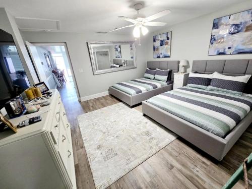 una sala de estar con dos camas y un sofá en First floor direct beach access, en Daytona Beach