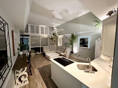 Una cocina y una sala de estar con un sofá y una mesa. en First floor direct beach access, en Daytona Beach