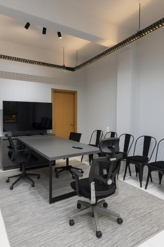 a conference room with a table and chairs at Suíte com Copa e Sala de Reunião in Santarém