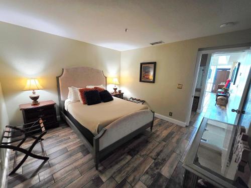 1 dormitorio con 1 cama y pasillo con ventana en Wake Up To Waves 1 BR Direct Oceanfront, 1st Floor, en Daytona Beach