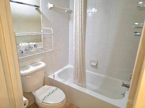 Un baño con inodoro, bañera y lavabo. en Wake Up To Waves 1 BR Direct Oceanfront, 1st Floor, en Daytona Beach
