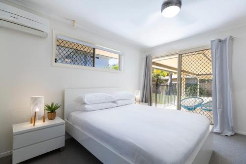 Voodi või voodid majutusasutuse Hidden Gem at Mudjimba - Walk to Cafes & Surf Beach toas