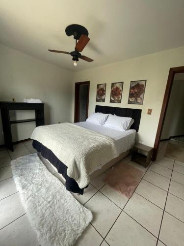 Katil atau katil-katil dalam bilik di Aconchego Apartamento no centro