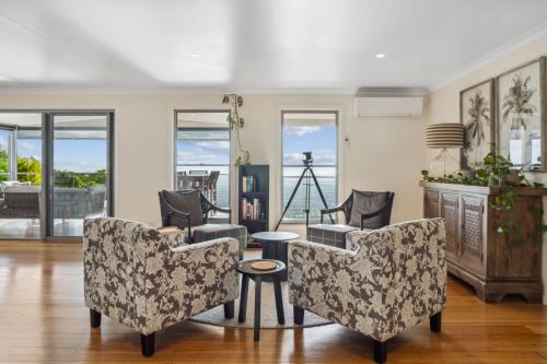 Ein Sitzbereich in der Unterkunft Flaxton Garden Home with Spectacular Coastal Views