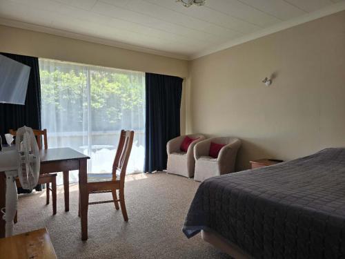 Postel nebo postele na pokoji v ubytování Alpenhorn Motel