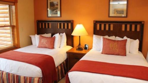 Voodi või voodid majutusasutuse Gatlinburg cabin with waterpark, minigolf, zipline toas