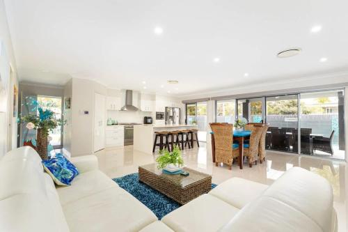 Η κουζίνα ή μικρή κουζίνα στο Bribie Breeze Family Retreat with Pool & BBQ