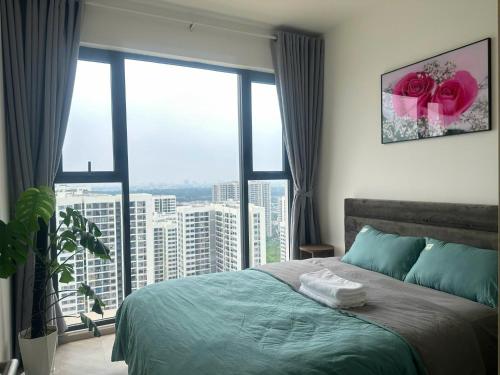 une chambre avec un lit et une grande fenêtre dans l'établissement Căn hộ cao cấp Masteri Centre Point Vinhomes Grand Park Quận 9 TPHCM, à Gò Công