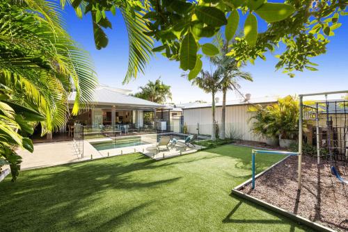 an image of a backyard with a basketball hoop at Golden Beach Luxury for Families in Golden Beach