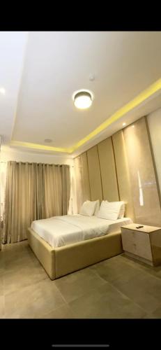 a bedroom with a large bed in a room at 3bedroom maisonette Banana, Ikoyi in Ikoyi