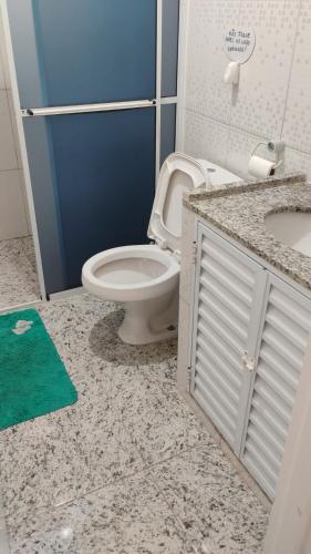 une salle de bain avec toilettes et lavabo dans l'établissement Pousada JP, à Taboão da Serra