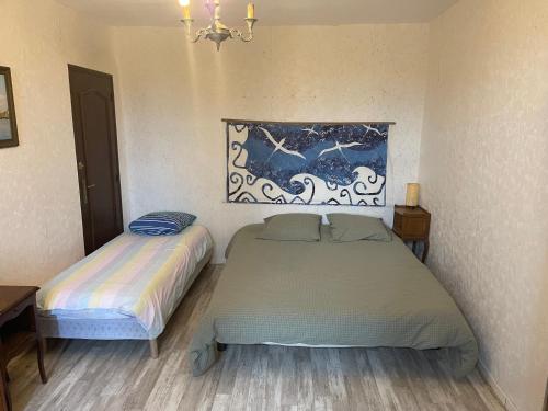 une chambre avec deux lits et un tableau au mur dans l'établissement Villa très calme à la campagne, à Martigues