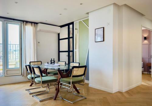 une salle à manger avec une table et des chaises dans l'établissement Cocoon 6p, Terrace with Eiffel Tower & Seine View, à Paris