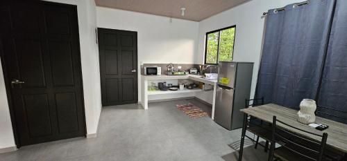 Η κουζίνα ή μικρή κουζίνα στο Casa Eden Near Manuel Antonio