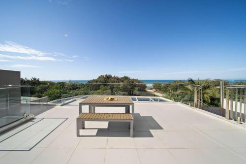 un tavolo da picnic sul tetto di un edificio di Absolute Beachfront Marcoola - Private Pool - Private Spa Bath - Games a Marcoola