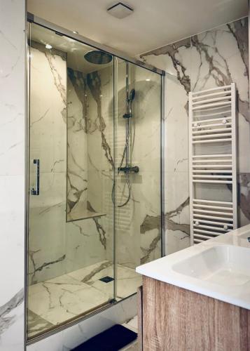 une salle de bain avec douche et lavabo dans l'établissement Cocoon 6p, Terrace with Eiffel Tower & Seine View, à Paris