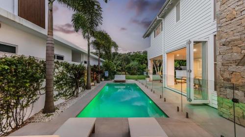 Coen by the Sea في ساحة كاسوارينا: حمام سباحة في الفناء الخلفي للمنزل