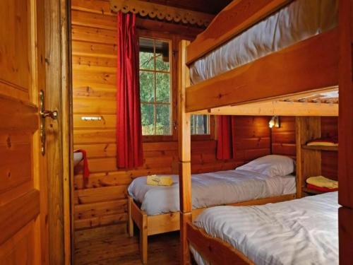 um quarto com 2 beliches num chalé de madeira em Spacious 8-Bedroom Chalet, cleaning included em Barvaux