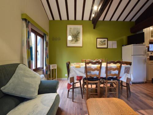 Gambar di galeri bagi Forest Cottage with Ponds, cleaning included di Noirefontaine