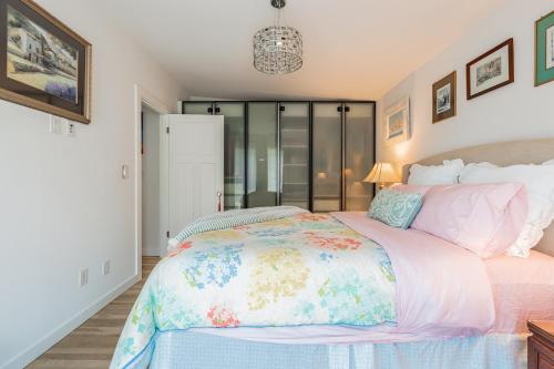 Luxury Vacation House with Breathtaking Soundviewにあるベッド