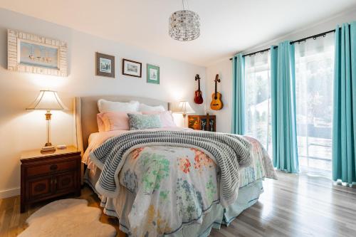 Luxury Vacation House with Breathtaking Soundviewにあるベッド