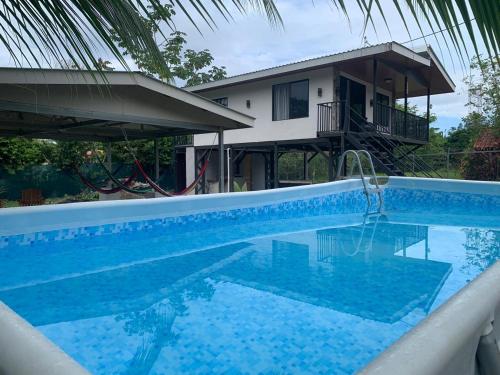 SavegreにあるMarlin Vacations Homeの家の前のプール