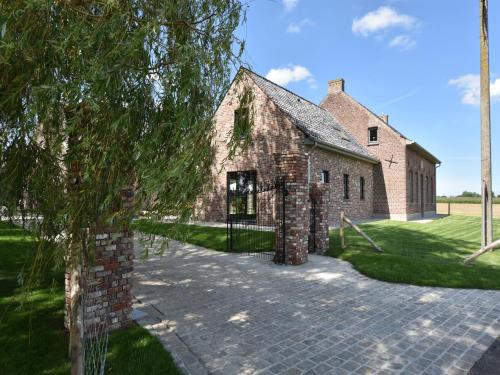 Gambar di galeri bagi Mansion in Roesbrugge with Garden, cleaning included di Beveren