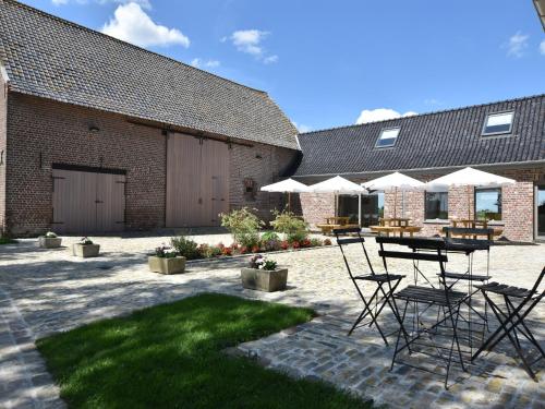 Gambar di galeri bagi Mansion in Roesbrugge with Garden, cleaning included di Beveren
