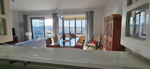 - une cuisine avec vue sur le salon dans l'établissement Waterfront Panorama Massive Three Bedrooms Flat S8, à Sliema