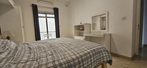 une chambre avec un lit, un lavabo et un miroir dans l'établissement Waterfront Panorama Massive Three Bedrooms Flat S8, à Sliema