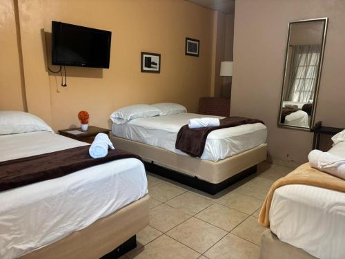 La LimaHotel Lima Park的酒店客房设有两张床和一台平面电视。