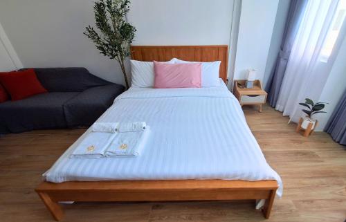 een groot bed met twee borden erop in een kamer bij Sport villa Huahin, Room 225, Studio Queen Bed pool view and Kitchenette, 2nd Floor in Hua Hin