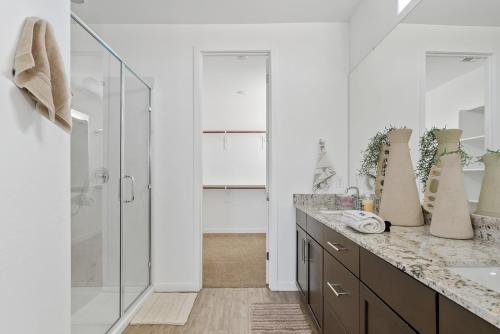 Bilik mandi di Cozy & Luxe Suite in Queen Creek