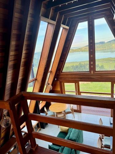 Landskap semula jadi dekat dengan chalet