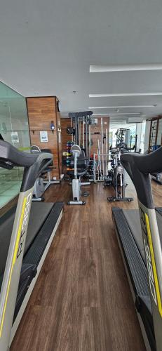 a gym with several treadmills and tread machines at Um lugar de charme e aconchego - Lírio! in Brasilia
