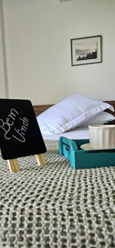 a sign sitting on the floor next to a bed at Um lugar de charme e aconchego - Lírio! in Brasilia