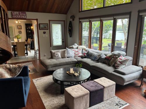 Ruang duduk di Getaway To Muskoka