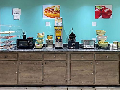 een aanrecht met een hoop voedsel erop bij Quality Inn Henderson I-85 in Henderson