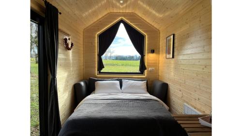 Postel nebo postele na pokoji v ubytování Lisi Grun Tiny House by Tiny Away