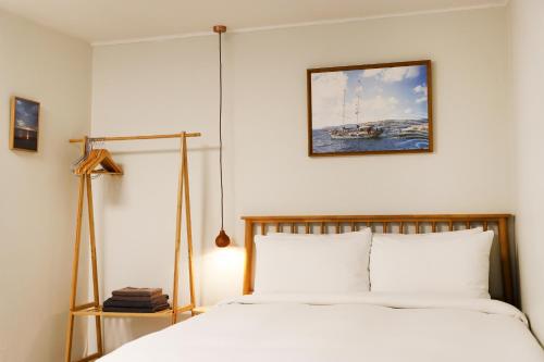 Ένα ή περισσότερα κρεβάτια σε δωμάτιο στο Stay Seoul - Just few steps from Arex Hongdae stn exit 6