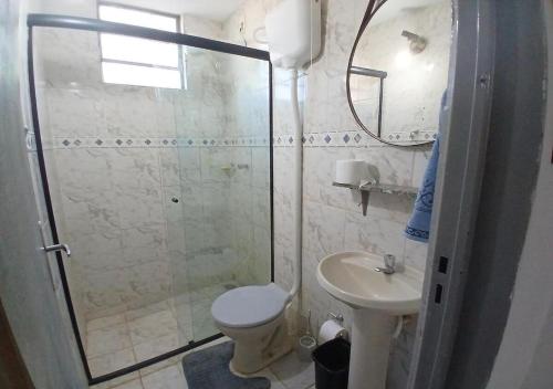 Koupelna v ubytování Apto 02 quartos com ar ao lado do Parque das Águas