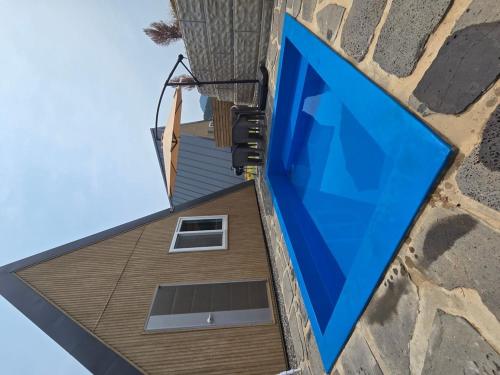 un cartello blu sul lato di un edificio di Danyang Semo House a Danyang