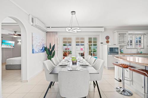 a kitchen and dining room with a table and chairs at Rooi Koochi 27D in Savaneta