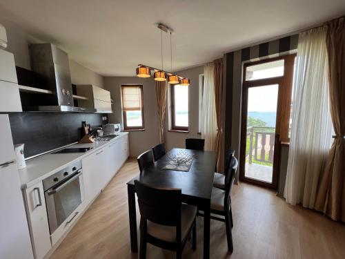 Köök või kööginurk majutusasutuses Saint Thomas Holiday Village Condo