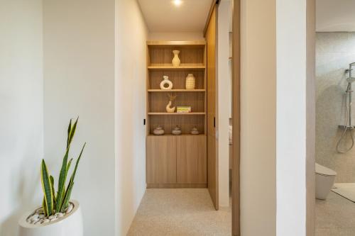 ein Badezimmer mit begehbarem Kleiderschrank mit Regal in der Unterkunft Private Villa Ayra 8A by OriVista 10mins to Melasti Beach in Uluwatu