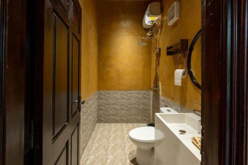 a bathroom with a toilet and a sink at Amazing Ninh Binh Garden in Xuân Sơn