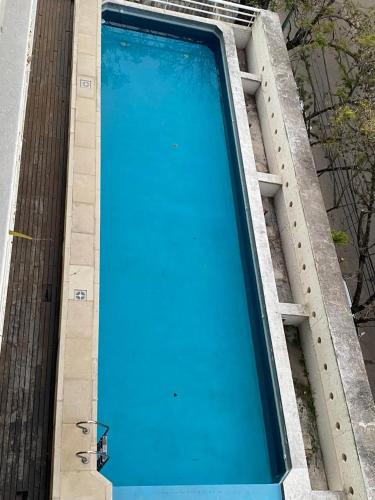 サラテにあるmonoambiente Horizonteの建物の横にある大きな青いプール