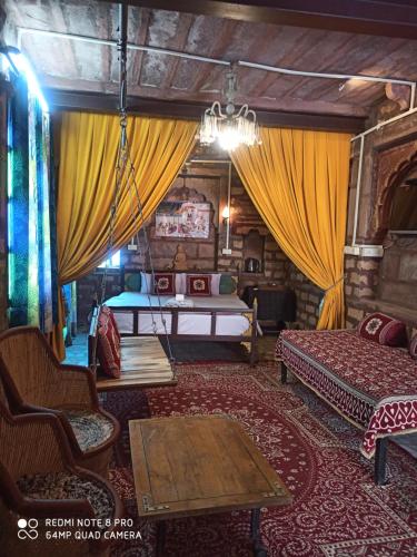 una habitación con una cama y un sofá y una mesa en Hotel The Shanggri-La Heritage, en Jodhpur