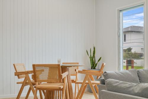 Ruang duduk di The Sailfish Suite - Beachside Granny Flat by uHoliday